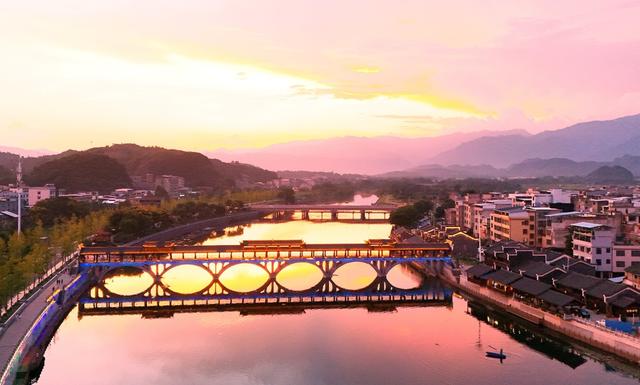 红霞满天  瑰丽画卷