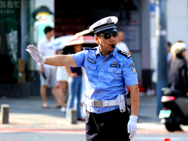 交警高温保畅通