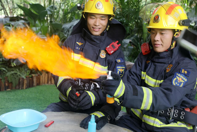 高温季节 警示  杀虫剂 花露水 防晒喷 雾遇火会燃烧 试验