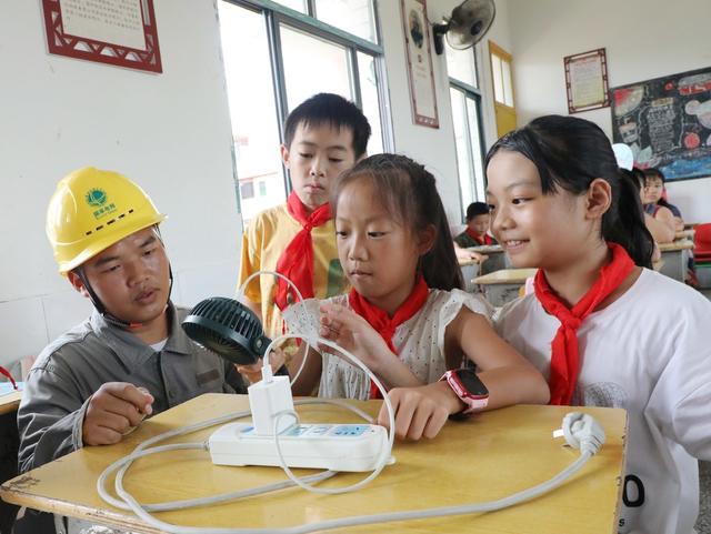    开学第一课安全用电进校园