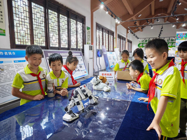 科普  学生  机器人  智能玩具  跳舞  科学  科技  全国科普月  