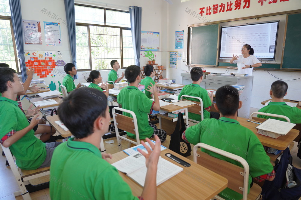 特殊学生的课堂（图）
9月12日，湖南省隆回县特殊教育学校的学生在上课。该校针对聋哑、智障等特殊学生，因材施教，让特殊学生走近梦想，走向社会。
（ 罗理力 丁念玲 摄影报道）