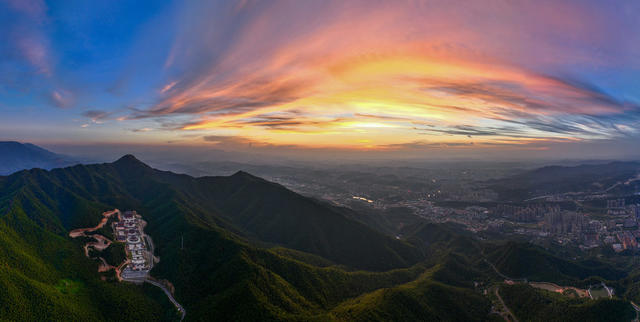 火红  晚霞   湖南   郴州  霞光  绚烂  美景  游客  驻足观赏   拍照记录