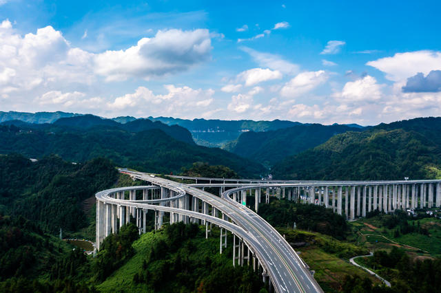 高速  湘西   蓝天  白云  立交  交通 