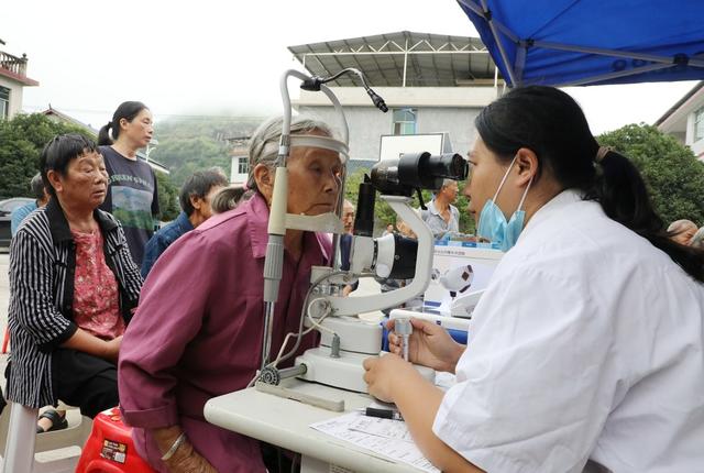 眼科义诊进乡村 精彩“瞳”行暖民心