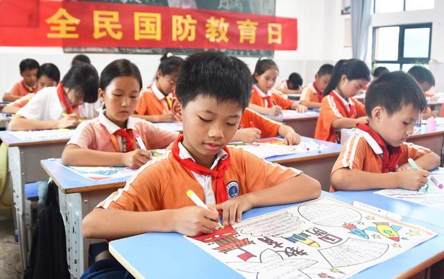  普及国防教育  激发爱国热情