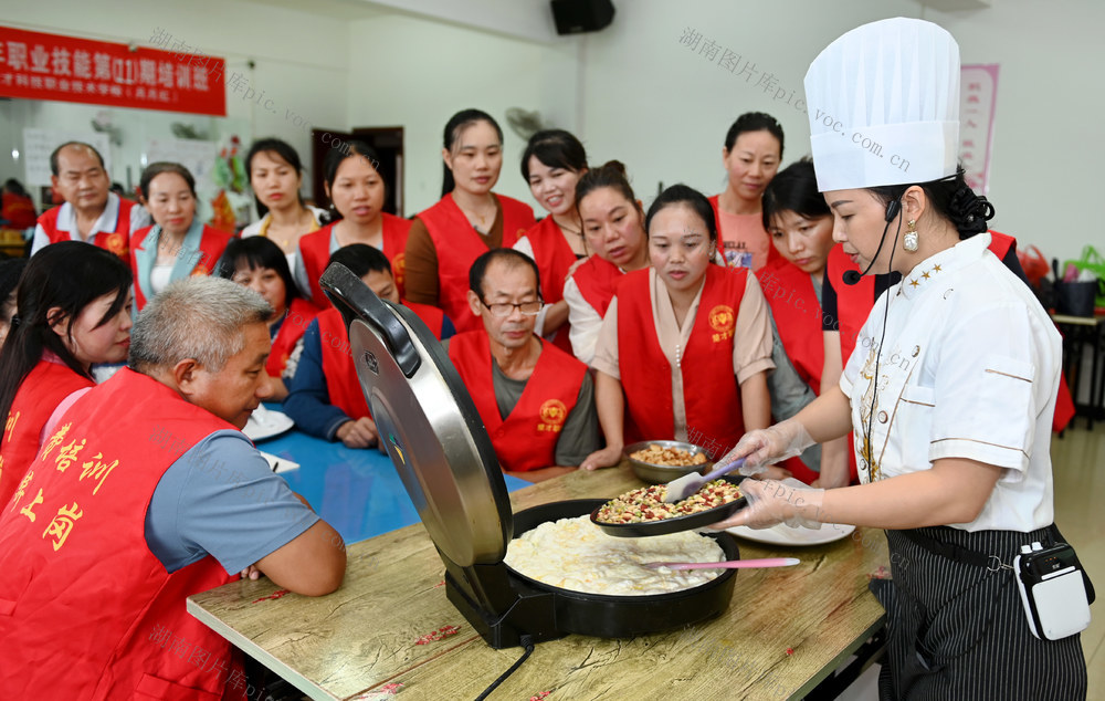 培训 就业 学技能 求职者 劳动力 市场 社区 街道 乡村 技校 学员 老师  人才 技能培训 榚点制作