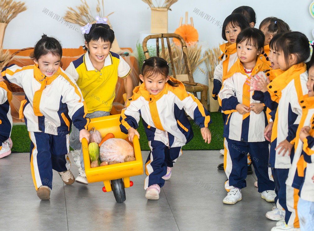 湖南道县：萌娃乐丰收