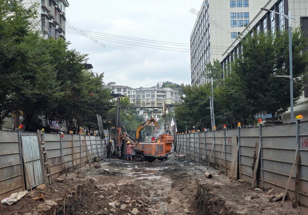 凤凰  城南片区  地下综合管网 施工   管廊内 紧张有序  操作机械  雨污分流  作业 