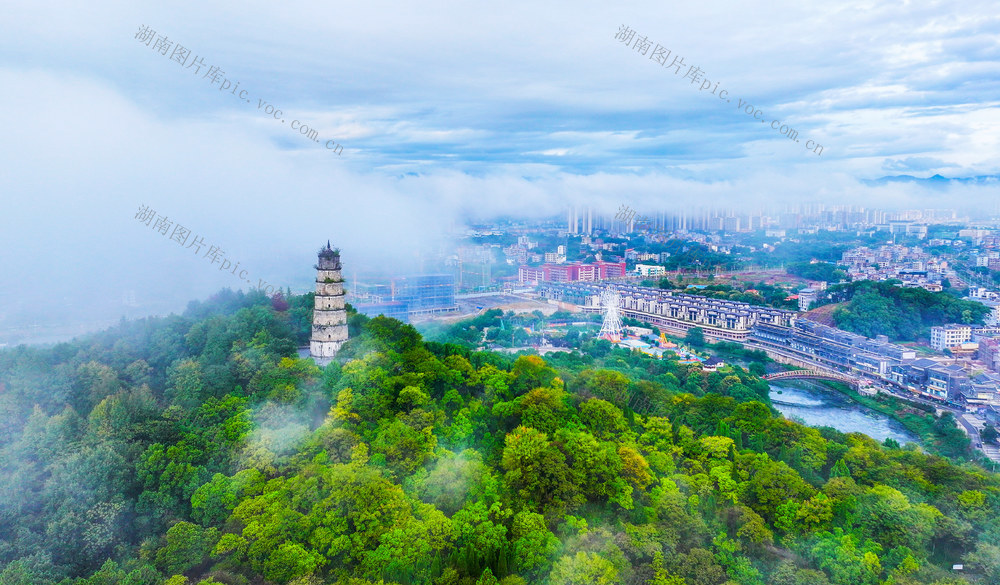 云雾  缭绕  景美  如画