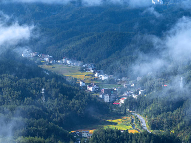 湖南桂东 “四好公路”  美丽乡村 流云