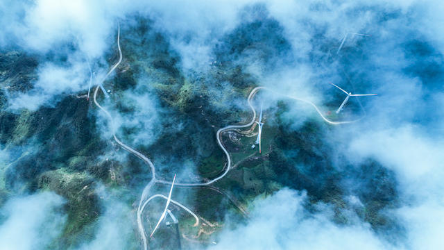 云海、风电机、高山草地
