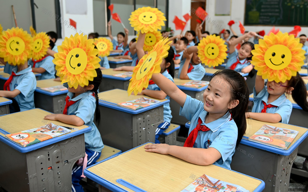 迎国庆 演唱 唱歌 教育 学生 学校 喜庆  童声  课前一支歌 颂祖国 祝福 国旗 向日葵