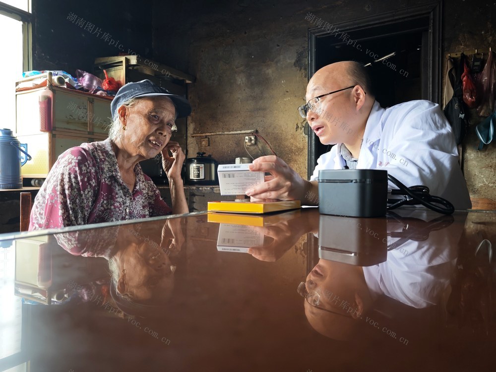 义诊  送医  送药  瑶乡  瑶族  治疗  诊断  发放  药品   留守老人  优质 医疗资源  基层  健康  乡村振兴  脱贫攻坚  蓝山