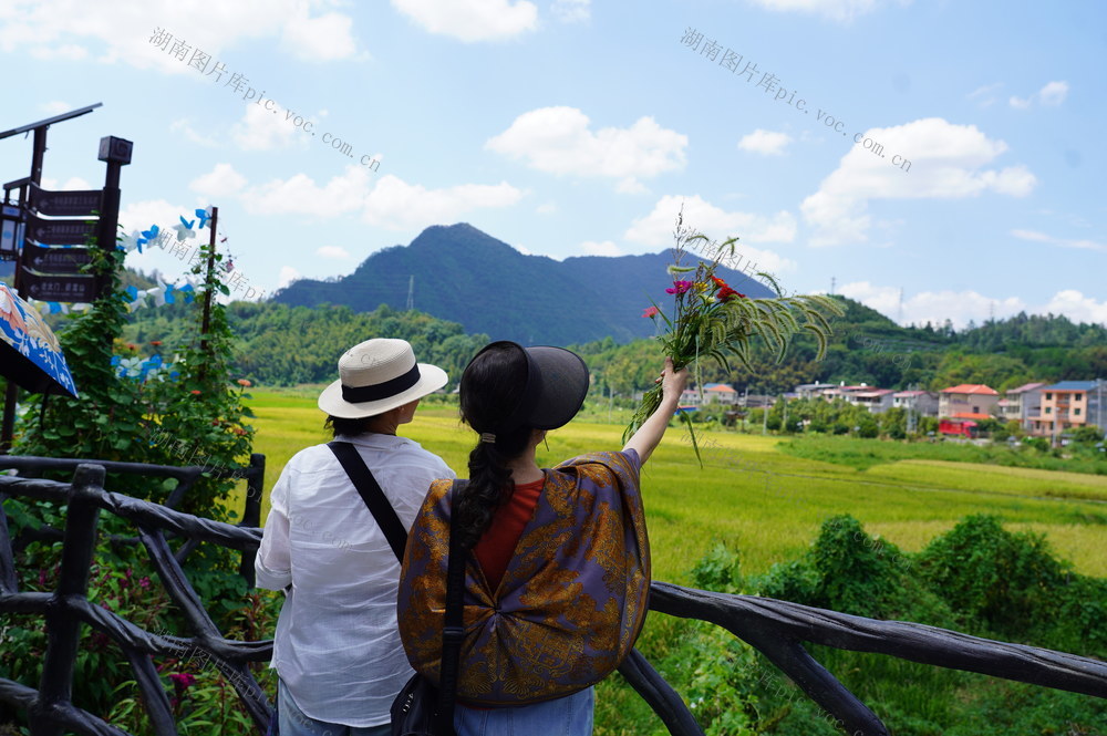 打卡大园古苗寨（图）

9月1日，游客在湖南省绥宁县大园古苗寨拍照打卡。大园苗族群众原汁原味的生活状态、出神入化和谐统一的宜居环境、保存完好的苗寨建筑群、深厚而奇特的民俗文化、《那山那人那狗》和湖南卫视《爸爸去哪儿3》等影视作品拍摄之后沉淀的影视文化让游客大饱眼福。