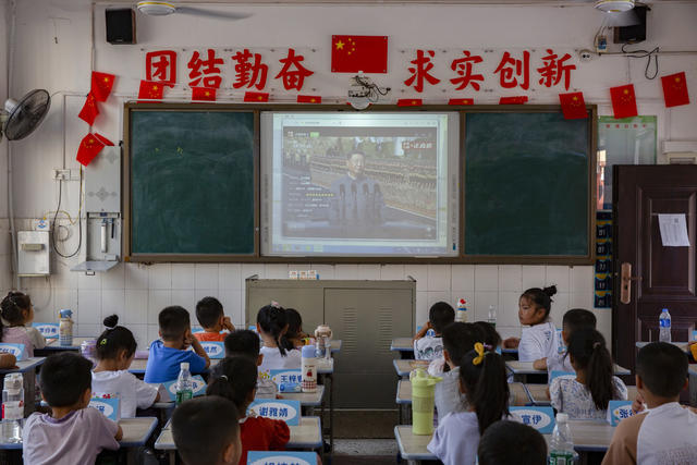 小学生  观  九三阅兵