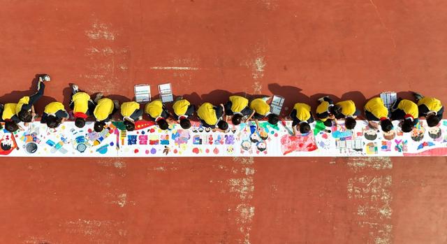  彩绘长卷迎国庆