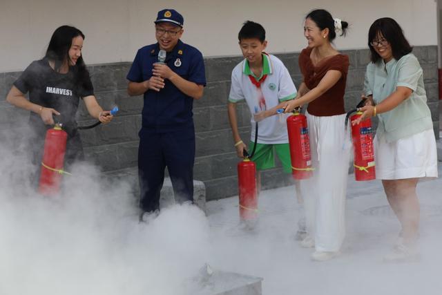 土家族  学生  苗族  小学  消防车演练    灭火  意识   能力  自救  自护
