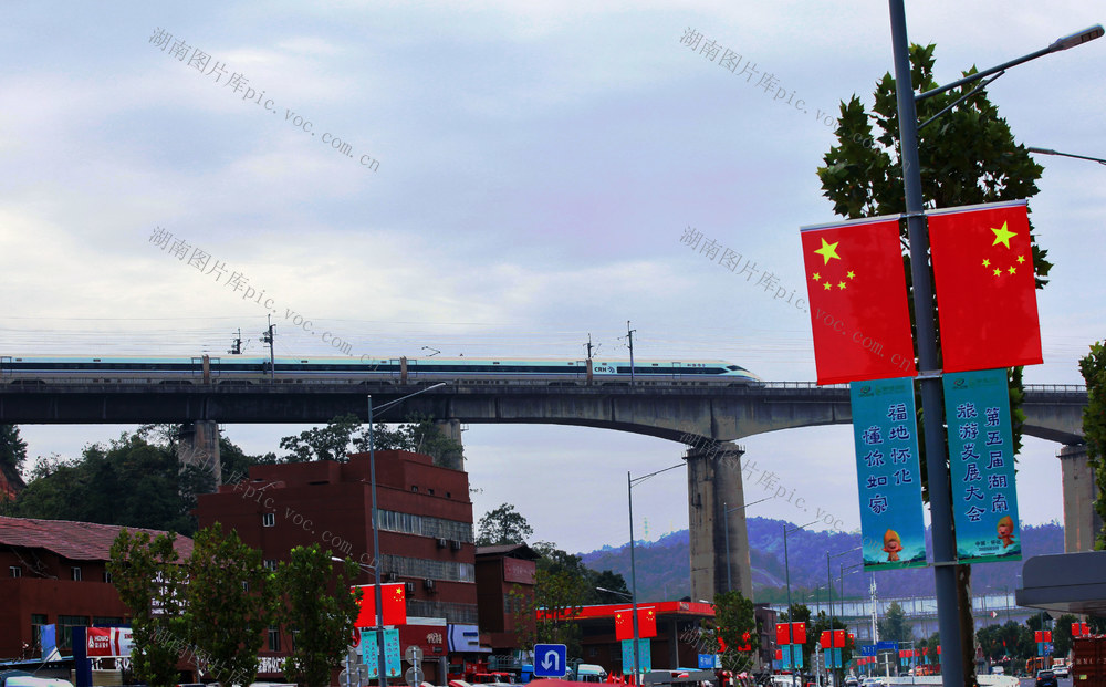 怀化，开往十月的高速列车