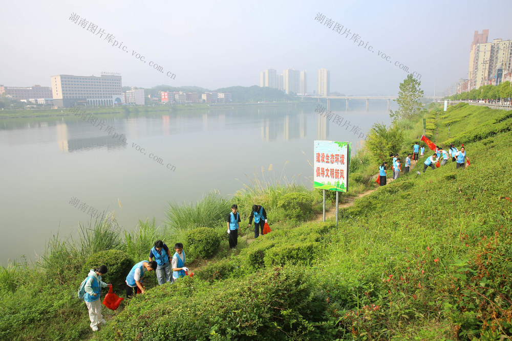 河小青 清理垃圾 赧水 河水 国庆 志愿服务