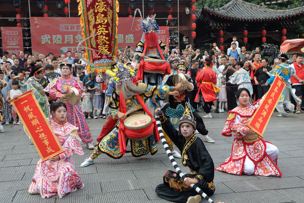 国庆长假第一天 常德河街 上演 
 英歌舞