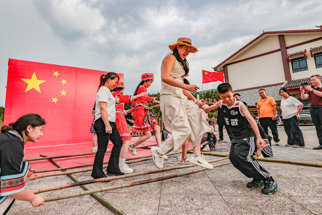 竹竿舞动庆国庆