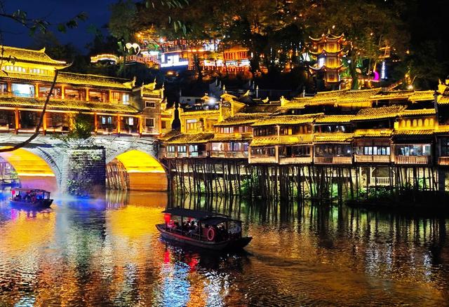 凤凰 古城 夜景 醉游人 灯火辉煌  沱江泛舟
