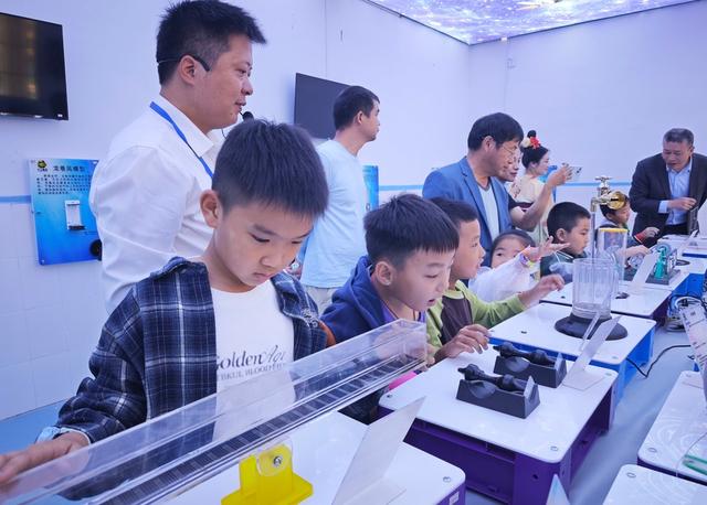 科普  科技  教育  科学  素养  企业  智能  蓝山