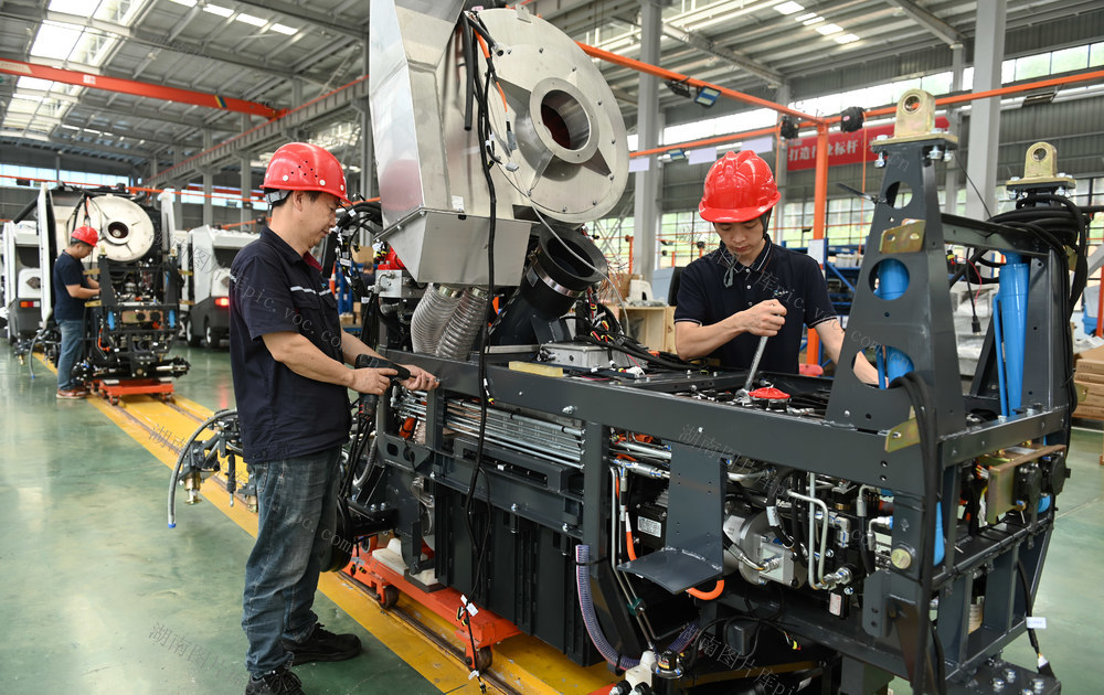 假期，国庆，中秋，机械，制造，假日在岗，生产，订单，产品，新能源，环卫车，工业园，企业