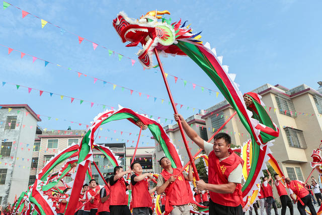 临武县：舞龙庆“国庆”