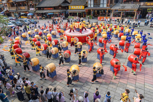 百名苗鼓手    击鼓庆佳节   