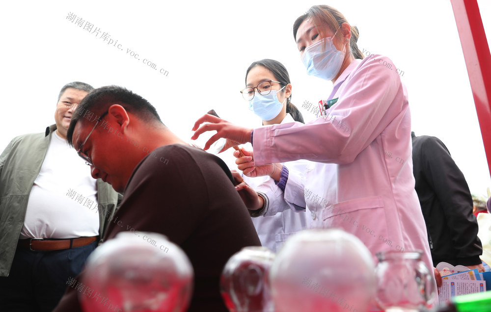 世界 传统 医药  中医 乡村 拔火罐