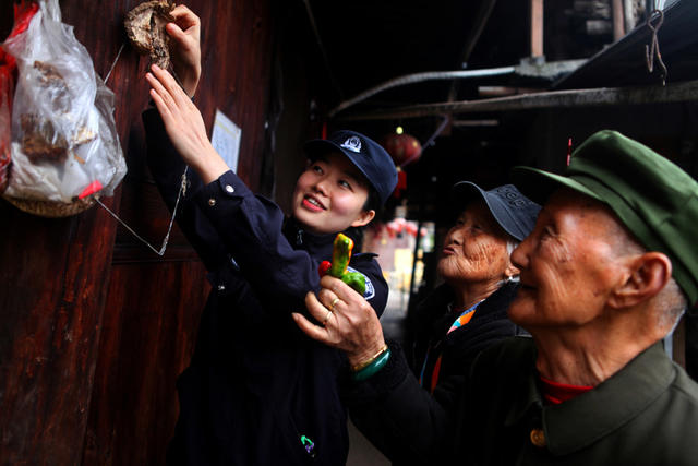 怀铁民警看望慰问抗美援朝老兵 