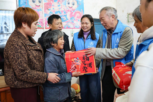 临武县：敬老暖人心