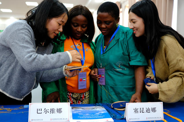 非洲学员学刺绣