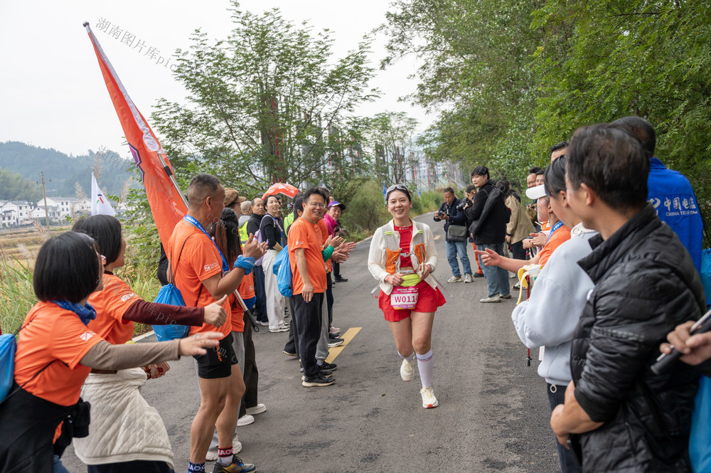 中国体育彩票 “巅峰湖南・2025” 六大名山登山赛（溆浦站）开赛