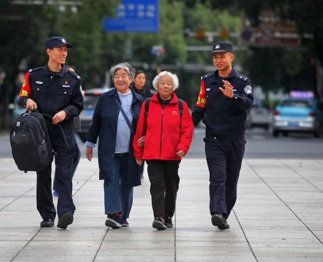 吉首铁警热情为银发老人送温暖