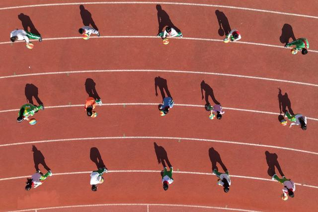 湘西 土家族 苗族  大课间  体育  篮球  阳光 身影 影子 生动 美妙  画卷