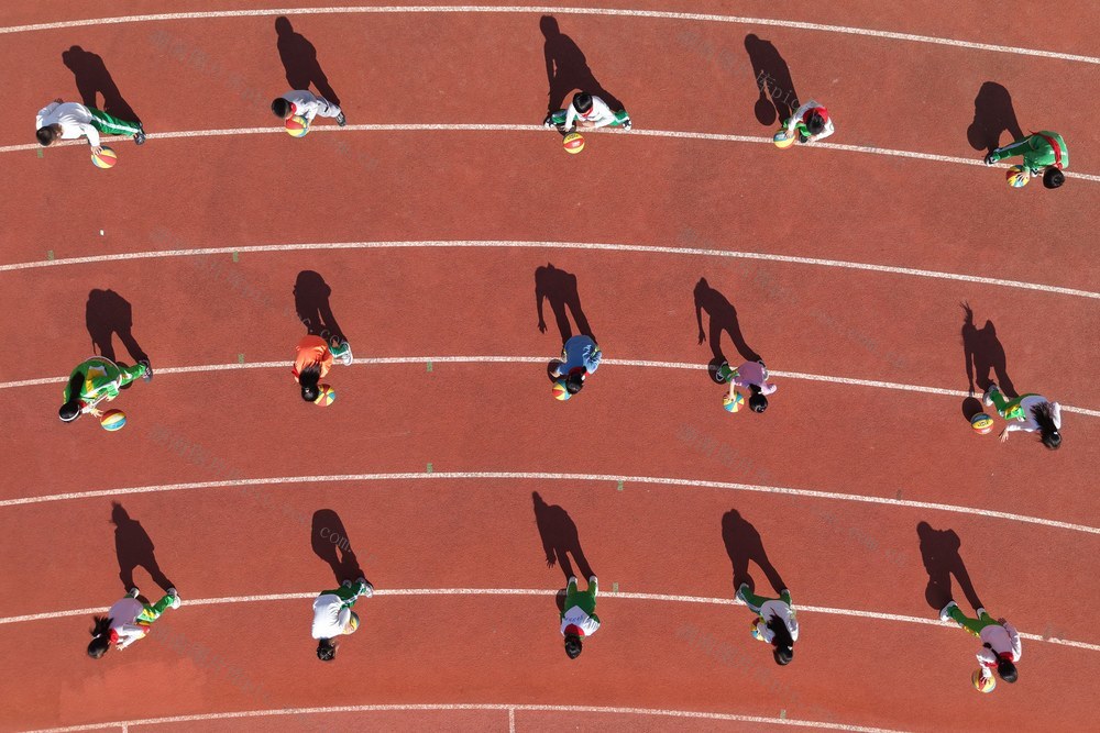 湘西 土家族 苗族  大课间  体育  篮球  阳光 身影 影子 生动 美妙  画卷