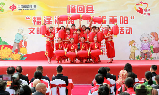 福泽潇湘 情暖重阳（图）

10月28日，湖南省隆回县民政局、隆回县慈善总会联合举办“福泽潇湘情暖重阳”文明实践敬老服务活动，志愿者们来到山界回族乡敬老院，为老人义务演出，发送慰问品。

图为义务演出现场。