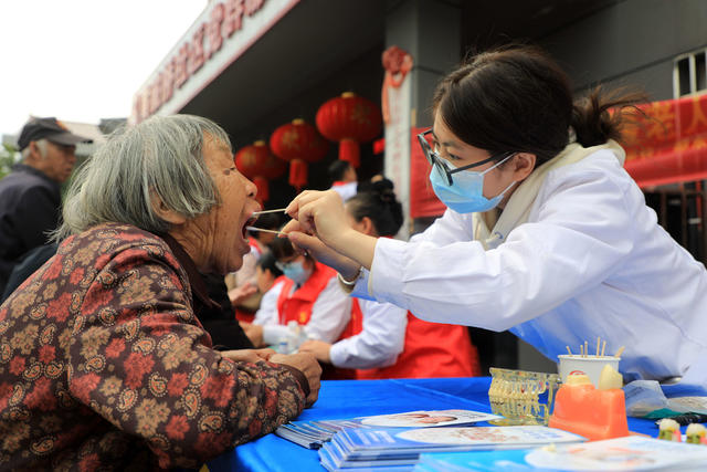 重阳节  志愿者  老人  义诊  慰问