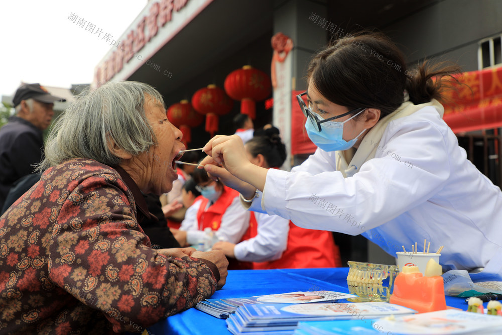重阳节  志愿者  老人  义诊  慰问