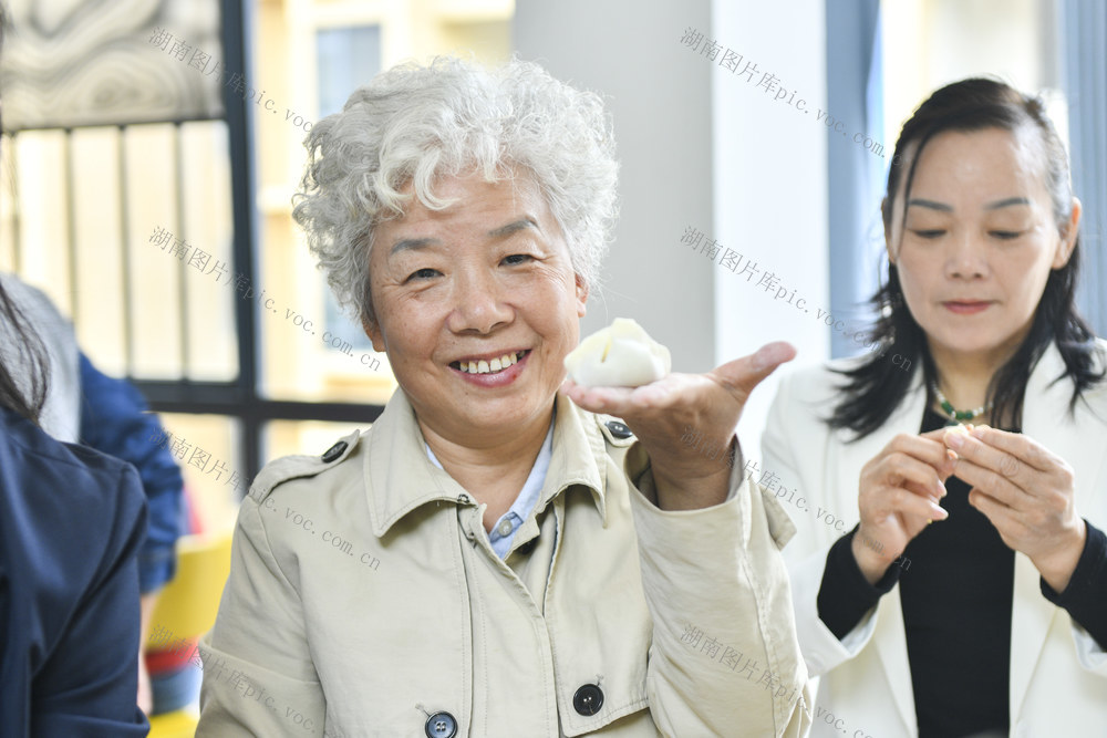 湖南娄底 重阳节 活动 包饺子 剪纸 温暖