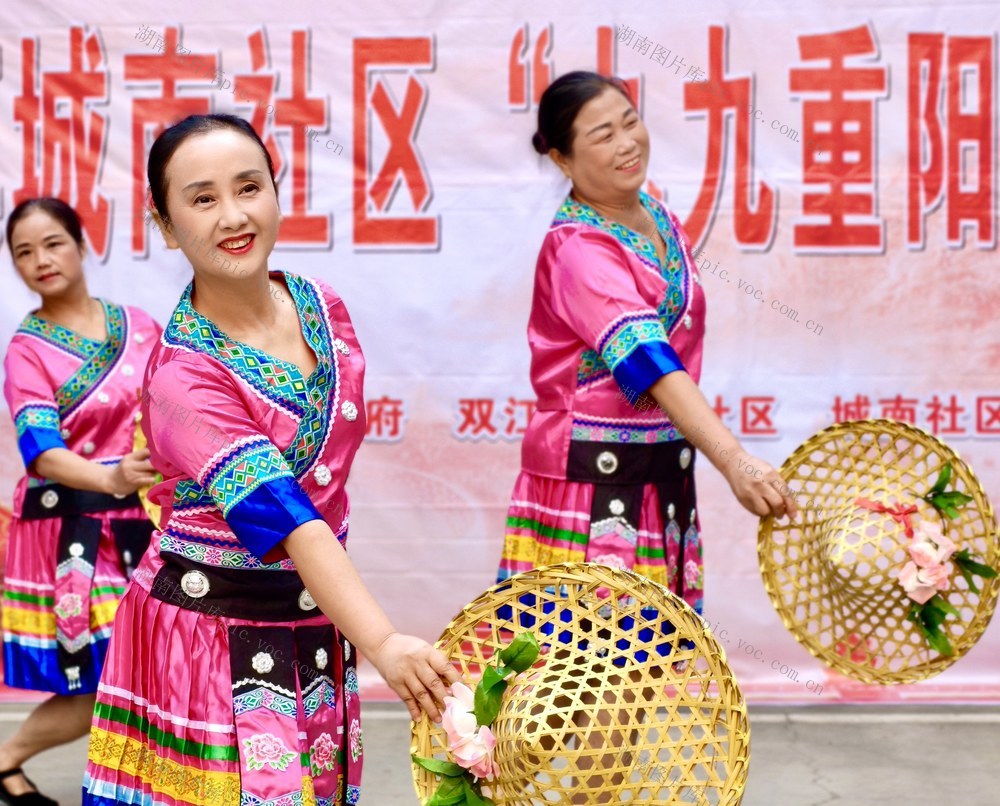 载歌载舞颂安康
