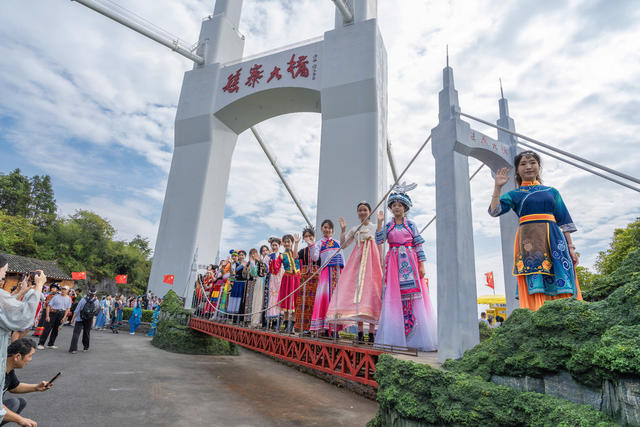 56个民族风情盛会   矮寨大桥增光添彩   欢度假期旅程