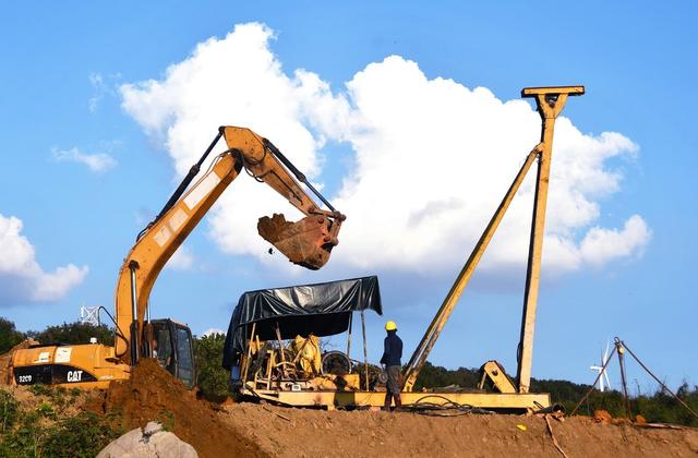 坚守岗位过“双节”