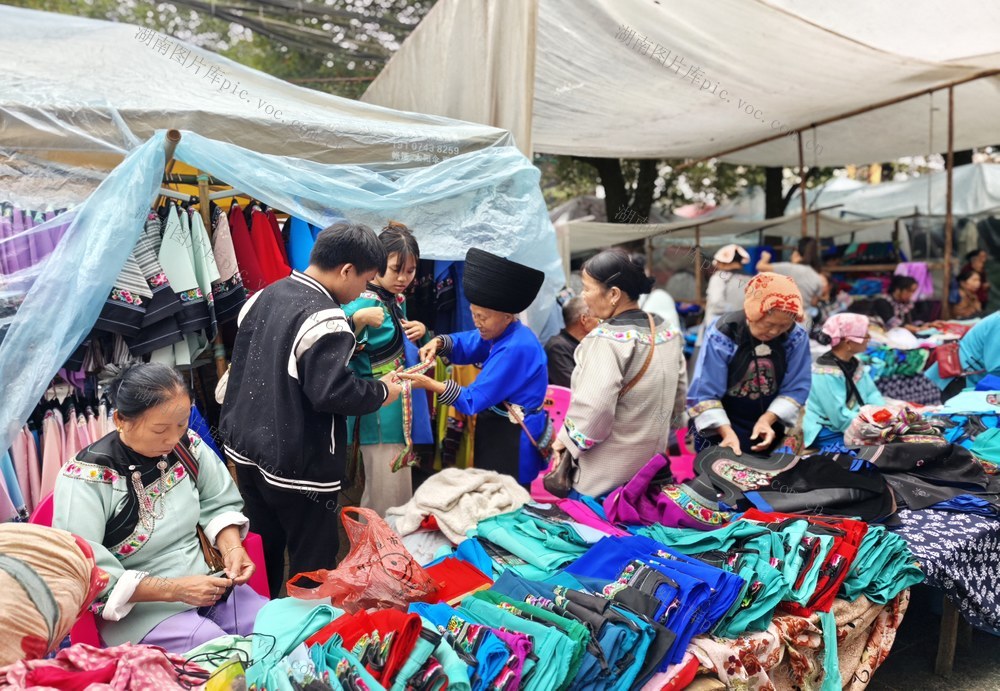 湘西  凤凰县   山江镇  圩场 苗族同胞 挑选   苗族服饰  传统节日  婚庆 少数民族  购销两旺