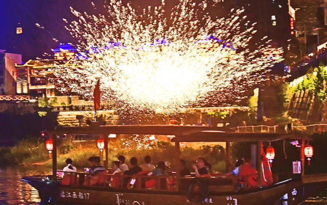 打铁花  游客 古城