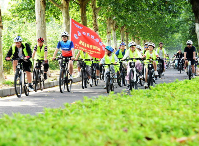 国庆节  中秋节  庆祝活动  自行车运动  亲子骑行