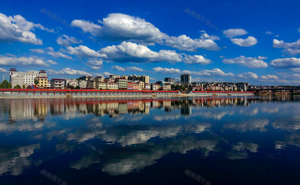 秋高云淡耀苗乡